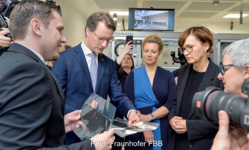 Im Bild Bundesforschungsministerin Bettina Stark-Watzinger und der nordrhein-westfälische Ministerpräsident Hendrik Wüst mit anderen Offiziellen bei der Eröffnung der Fraunhofer FFB PreFab.
