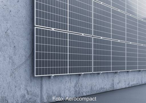 Ein Solarmodul ist auf einer Betonfassade befestigt.