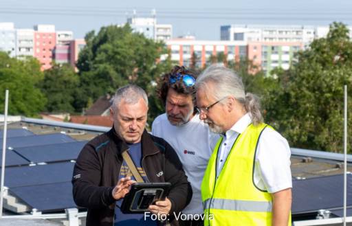 Im Bild drei Männer auf dem Dach, Vonovia hat ein Programm für Photovoltaik-Mieterstrom gestartet.