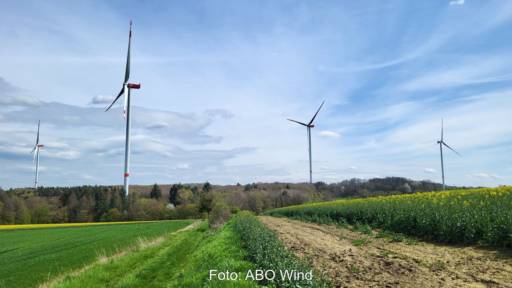 Windpark im Binnenland mit Wiesen, Wäldern und Rapsfeldern.