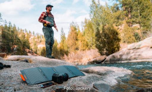 Im Bild das faltbare Mini-PV-Modul Solarsaga 40 W Mini von Jackery auf dem Bilden ausgeklappt.
