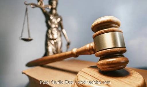 Im Bild Justitia hinter einem Tisch mit Richterstab als Symbol für das Urteil zur Preisanpassungsklauseln der Fernwärmeversorger.