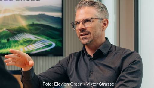 Im Bild Florian Resatsch, CEO von Elevion Green, der mit seinem Unternehmen ein digitales Angebot für Photovoltaik auf Gewerbedächern macht.