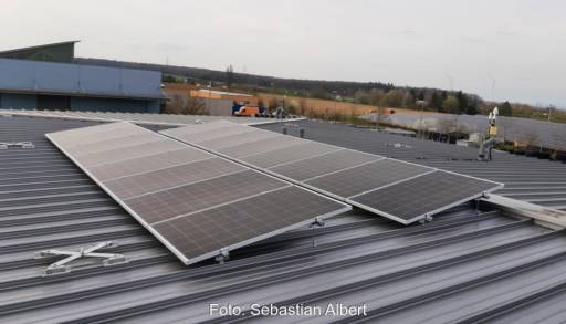 Im Bild die Demonstrationsanlage, bei der Ultrakondensatoren die Leistungsschwankungen der Photovoltaik-Anlage glätten sollen.