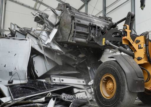 Im Bild ein Haufen PV-Schrott mit Radlader beim Photovoltaik-Recycling des Unternehmens Reiling.