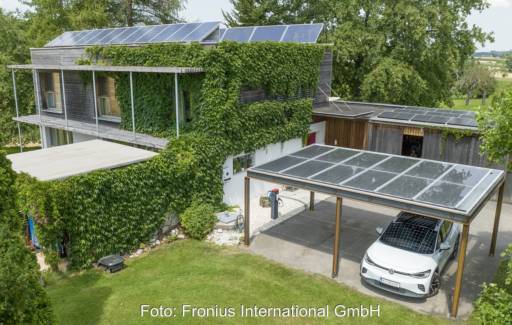 Im Bild ein modernes Haus mit Solarcarport, Fronius stellt auf der Intersolar neue Produkte, Photovoltaik-Komplettsysteme und individuelle Notstromlösungen vor.