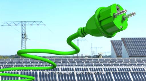 Im Bild eine große PV-Anlage und ein Kable mit Stecker als Symbol für das Zertifizierungspaket des BMWK.