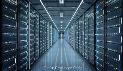 langer Gang in einem Rechenzentrum, Symbolbild für Abwärme-Nutzung und Wärmewende Nordwest in Oldenburg.