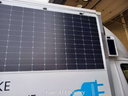 LKW mit fahrzeugintegriertem Photovoltaik-Modul an der Seite und Sensor.