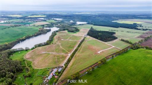 Flache Landschaft mit freier Fläche und Wald - Gelände für Photovoltaik-Anlage im Osten von Brandenburg.