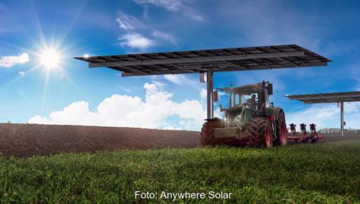 Im Bild das Agri-PV-System von Anywhere Solar mit zweiachsiger Nachführung, darunter fahren Trecker durch.