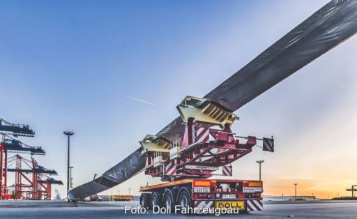 Im Bild der 86 Meter lange Windflügel-Prototyp von Enercon beim Windflügeltransport auf einem Doll-Fahrzeug.