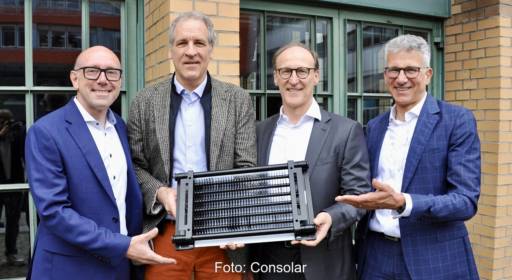 Im Bild Vertreter von Consolar und Heag mit einem Modell vom PVT-Wärmepumpenkollektor Solink.
