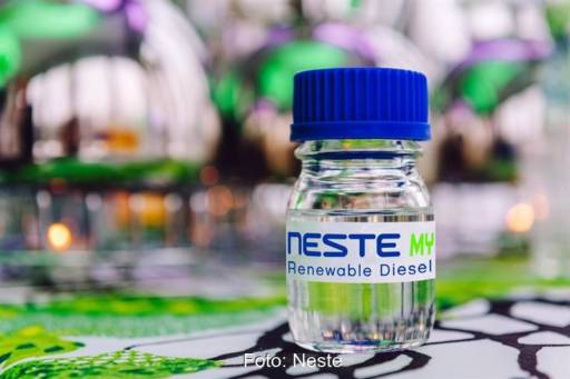 Im Bild ein Fläschen mit dem MY Renewable Diesel, das ist 100 Prozent erneuerbarer Diesel von Neste.