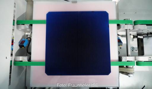 Im Bild die Solarzelle vom Fraunhofer ISE, die auf einem großflächigen M10-Silizium-Wafer basiert.