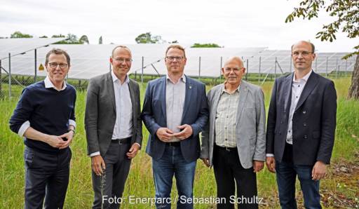 Im Bild Offizielle von Enerparc und Politik bei der Einweihung des Photovoltaik-Solarparks Zeithain.