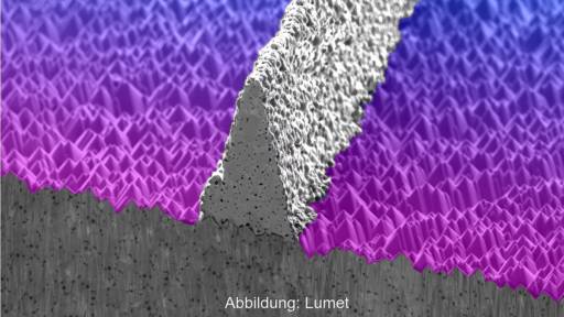 Im Bild eine Aufnahme eines Silberfingers auf einer Solarzelle, der mit der Feinlinien-Metallisierungstechnologie von Lumet hergestellt wurde.