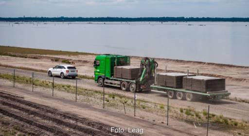 Im Bild ein LKW mit Material für Deutschlands größte Floating-PV-Anlage an Cottbusser Ostsee.