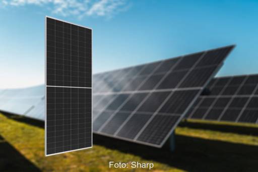 Produktbild zeigt ein schwarzes Solarmodul vor einem unscharfen Hintergrund mit Solarkarftwerk im Freien.