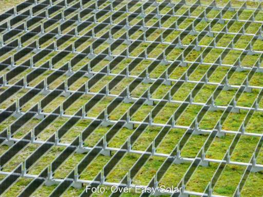 Eine zaunähnliche Anordnung von vertikalen PV-Modulen auf einem Gründach.