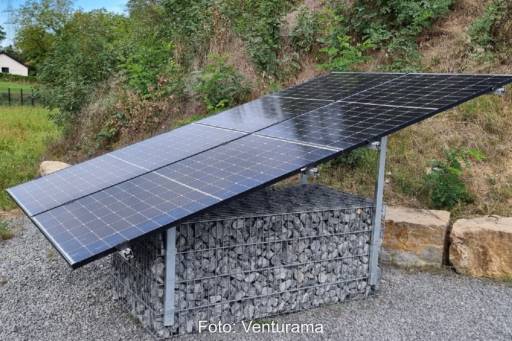 Gabionen mit Stein gefüllt als Unterkonstruktion für Solarmodule.