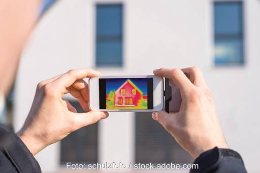 Von einem Gebäude wird eine Thermografieaufnahnme gemacht. Förderung im Rahmen der BEG gibt es für Gebäudesanierung und neue Heizungen. Beides ist auch Teil des Gebäudeenergiegesetzes.