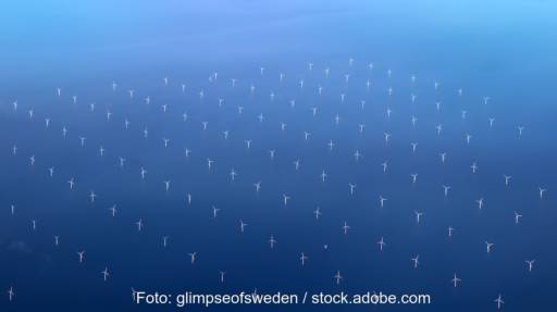 sehr viele Offshore-Windenergie-Anlagen aus großer Höhe fotografiert - Symbolbild für Windenergie Trendindex.