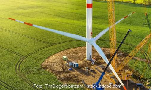 Im Bild der Bau einer Windenergieanlage, das Repowering bietet viel Potenzial.