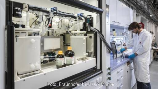 Im Bild ein Wissenschaftler an einem Laborversuchsstand, durch Aufbereitung sind Wassereinsparungen in Solarzellen-Fertigung bis zu 80 Prozent möglich.