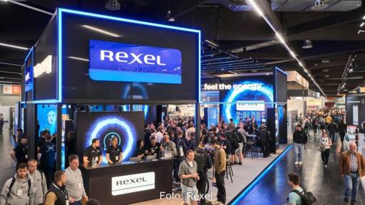 Im Bild ein Messestand des Elektrogroßhandels Rexel Germany, der sein Photovoltaik Programm auf der Intersolar 2024 zeigt.