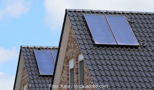 Im Bild zwei Häuser mit Solarkollektoren, in den technischen FAQ der BEG-Förderung ist festgelegt wie groß die Kollektorfläche sein muss, um den Klimageschwindigkeits-Bonus für Biomasseheizungen zu erhalten.