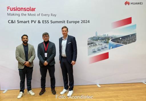 Im Bild Karan Singh, Head of Marketing, Ümit Subas, Geschäftsführer, Alexander Kubitschek, Partner Account Manager von Acondistec vor einem Huawei Fusionsolar Aufsteller.