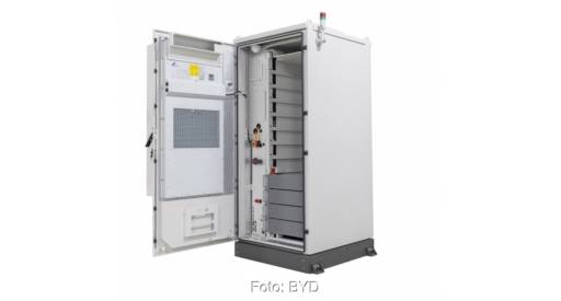 Im Bild der Gewerbespeicher Battery Max Lite, den BYD auf der The Smarter E Europe zeigt.