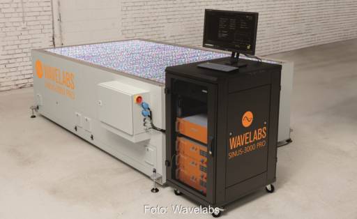 Im Bild der Solarsimulator Sinus-3000 Pro von Wavelabs.