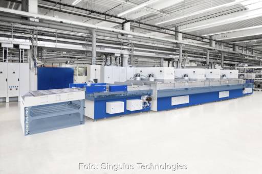 Blaue Maschinen in Fabrikhalle - Photovoltaik-Fertigung.