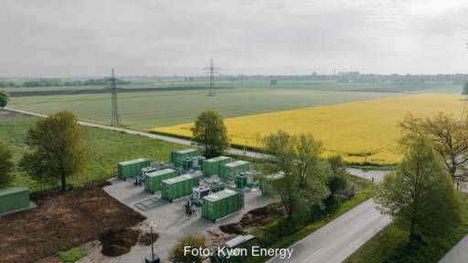 Luftbild von Batterie-Speicher-Projekt, zu sehen sind grüne Container und ein Rapsfeld.