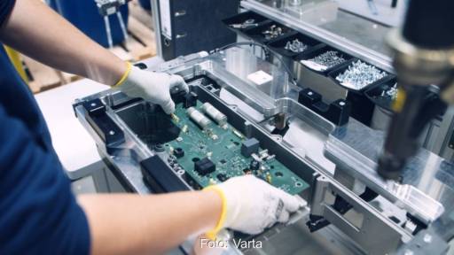 Zwei Hände, Montage eines Batterie-Moduls in der Fabrik von Varta.