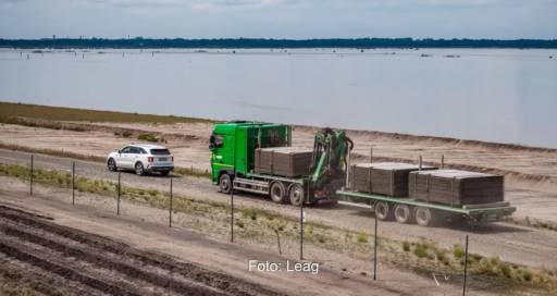 Im Bild ein Transport von Photovoltaik-Modulen am Cottbuser Ostsee, die pfalzsolar GmbH baut die größte schwimmende PV-Anlage Deutschlands.
