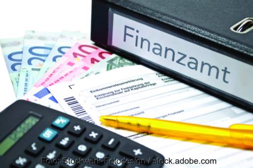 Ein Ordner, der mit Finanzamt beschriftet ist, davon Steuerunterlagen, ein Stift und ein Taschenrechner. Auch für die steuerliche Förderung ist Sachkenntnis erforderlich.