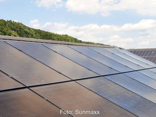 Ein Schrägdach ist mit PVT-Modulen des Herstellers Sunmaxx bestückt.