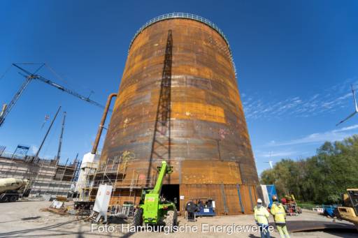 In der Mitte des Bildes eine rostfarbene Säule - der Wärmespeicher.