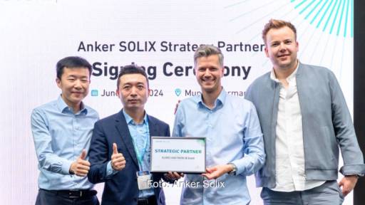 Im Bild Jack Zhu und Kelvin Cao von Anker Solix, Markus Struck (Geschäftsführer von Kleines Kraftwerk) und Sebastian Hirt (Gesellschafter von Kleines Kraftwerk).