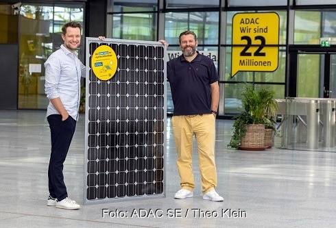 Im Bild Sascha Coccorullo, Leiter Strategie &amp; New Business der ADAC SE, und Artur Schreiber, Deutschlandchef bei Otovo.