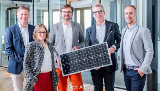 Im Bild Frank Lehmann, Katie de Albuquerque und Florian Herrmann vom Photovoltaik Anbieter Auxolar sowie Carsten Jung und Johannes Lahl von der Berliner Volksbank.