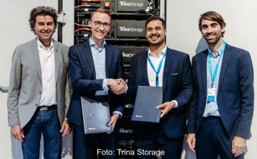 Im Bild Vertreter der Firmen Trina Storage und Obton.