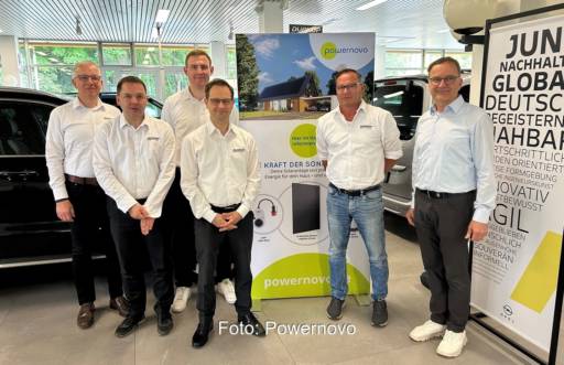 Im Bild das Team vom Photovoltaik Anbieter Powernovo, einem Unternehmen der Dello Gruppe.