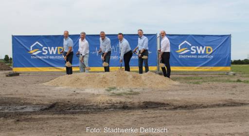 Offizielle beim Spatenstich des Projektes Solarwärme für Delitzsch.