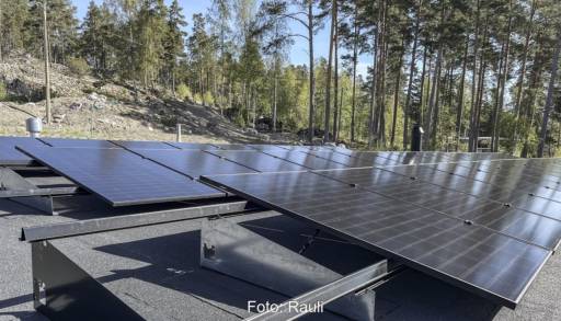 Im Bild eine Solaranlage mit dem Photovoltaik-Montagesystemen Rauli Flat für Flachdächer.