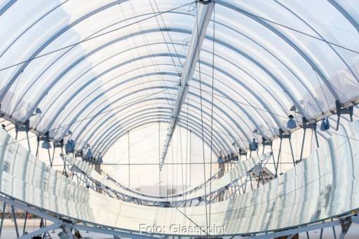 Ein Blick in die Gewächshaus ähnliche Struktur der enclosed trough“-Technologie für die solare Dampferzeugung von Glasspoint.