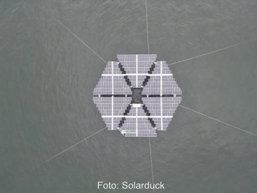 sechs Dreiecke, bestückt mit PV-Modulen, schwimmen auf Meer - Offshore-Solaranlage